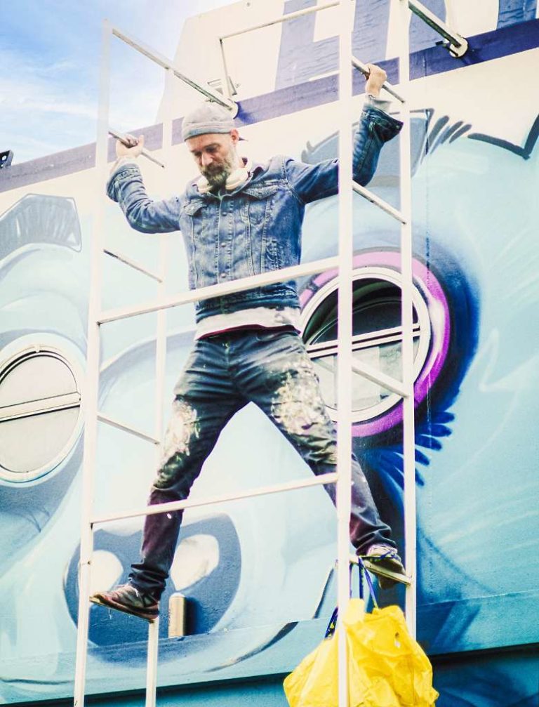 graffitiauftrag_graffitikuenstler_artmos4_Eastern_Comfort_Hostelboat_Berlin_2021_Schiff_Objekt_Bären_BuddyBear_blau_03