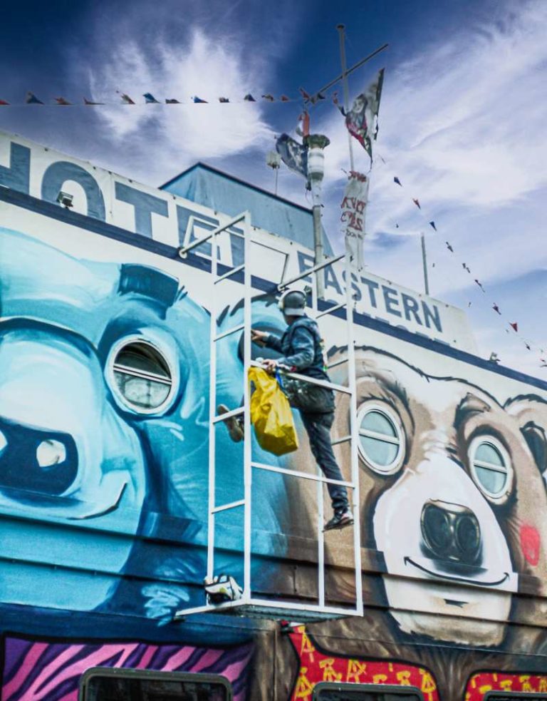 graffitiauftrag_graffitikuenstler_artmos4_Eastern_Comfort_Hostelboat_Berlin_2021_Schiff_Objekt_Bären_BuddyBear_blau_04