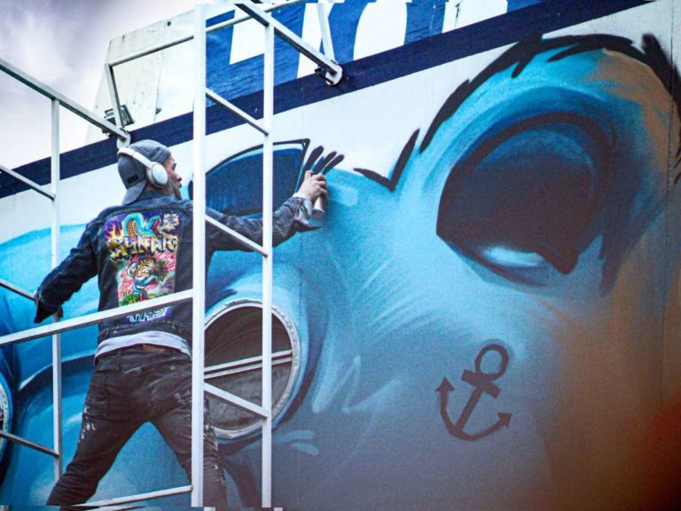 graffitiauftrag_graffitikuenstler_artmos4_Eastern_Comfort_Hostelboat_Berlin_2021_Schiff_Objekt_Bären_BuddyBear_blau_05