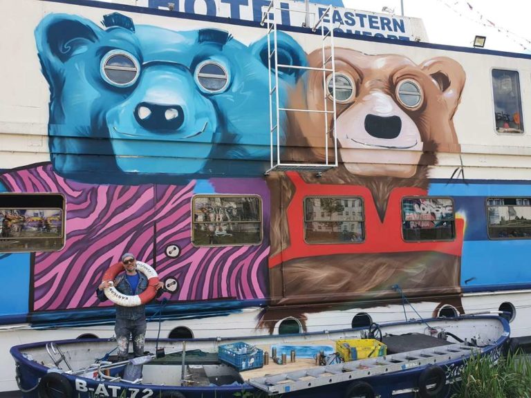 graffitiauftrag_graffitikuenstler_artmos4_eastern_comfort_hotel_berlin_2021_berliner_bär_tier_fassade_blau_braun_graffiti_schiff_05