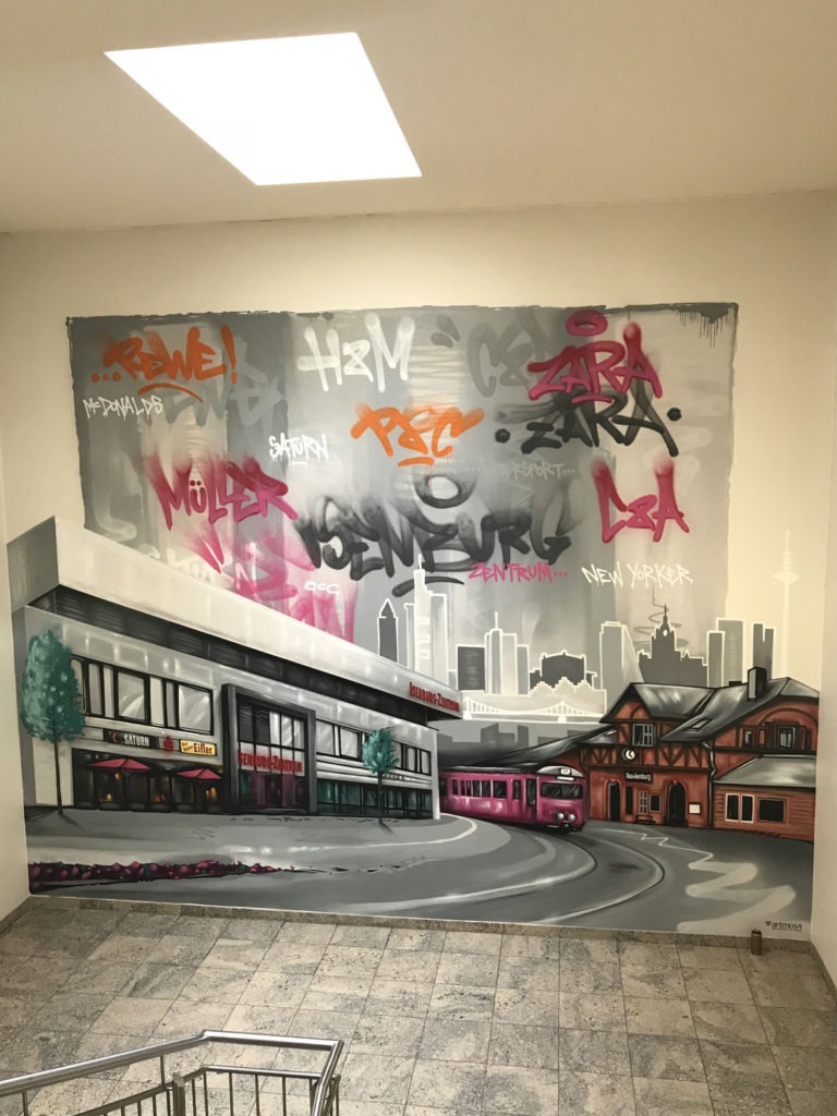 graffitiauftrag-graffitikuenstler-artmos4-ece-neu-isenburg-zentrum-graffiti-tags-style-tags-logos-sbahn-bahnhof-innen-pink-orange-grau-illustrativ-handel