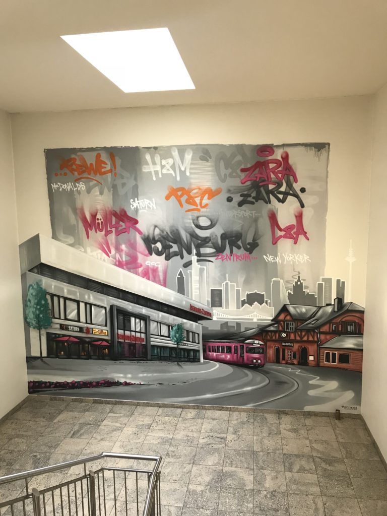 graffitiauftrag-graffitikuenstler-artmos4-ece-neu-isenburg-zentrum-graffiti-tags-style-tags-logos-sbahn-bahnhof-innen-pink-orange-grau-illustrativ-handel