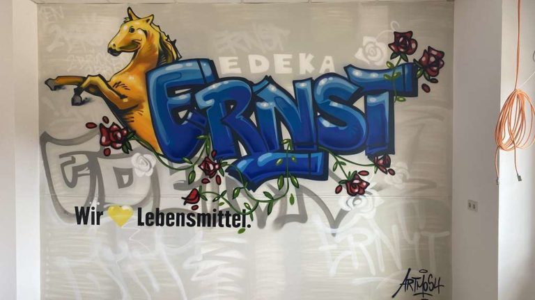 graffitiauftrag_graffitikuenstler_artmos4_Edeka_Ernst_Zweibrücken_2022_Tier_Pferd_Schriftzug_graffiti_Folie_innen_Handel_03
