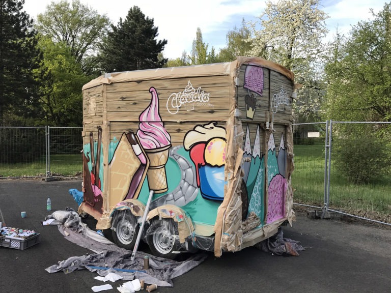 graffitiauftrag-graffitikuenstler-artmos4-eiswagen-softeis-claudia-anhaenger-eis-landschaft-suessigkeiten-essen-objekt-bunt-tuerkis-rosa-illustrativ