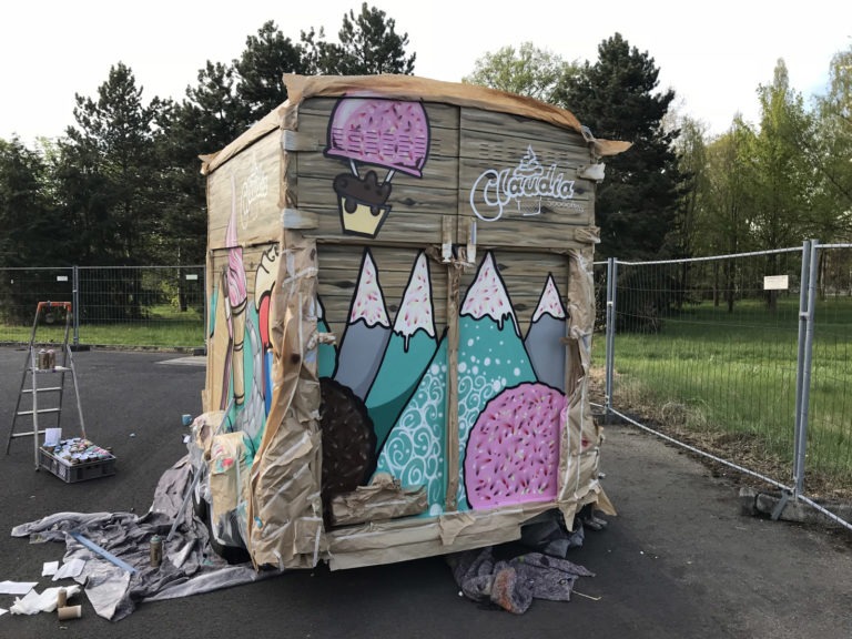 graffitiauftrag-graffitikuenstler-artmos4-eiswagen-softeis-claudia-anhaenger-eis-landschaft-suessigkeiten-essen-objekt-bunt-tuerkis-rosa-illustrativ