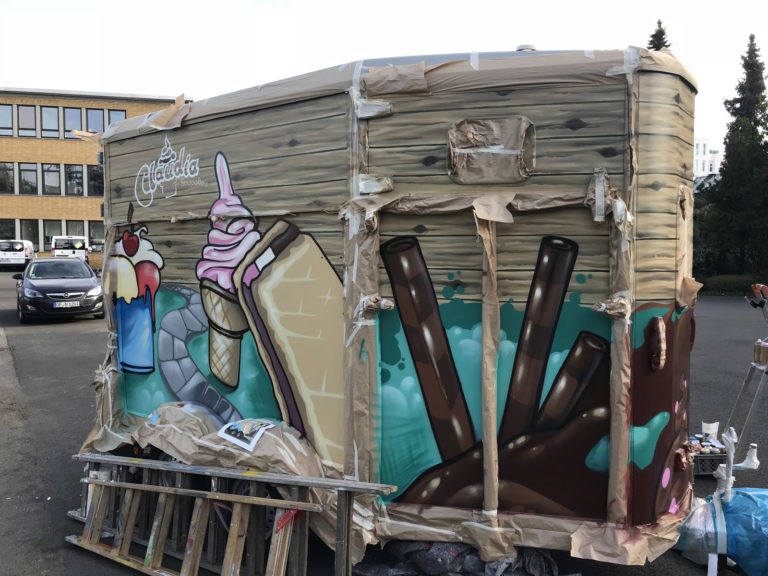 graffitiauftrag-graffitikuenstler-artmos4-eiswagen-softeis-claudia-anhaenger-eis-landschaft-suessigkeiten-essen-objekt-bunt-tuerkis-rosa-illustrativ