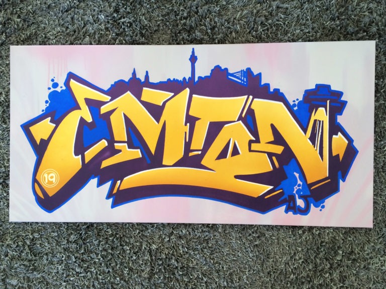 Graffitikuenstler, Graffitiauftrag, Artmos4, Skyline, Schrift, Bunt