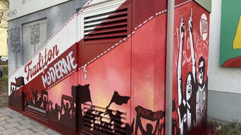 graffitiauftrag_graffitikuenstler_artmos4_ENO_2021_Offenbach_Trafostation_Sport_Fussball_OFC_Kickers_Logo_Silhouetten_Schrift_Graffiti_aussen_01