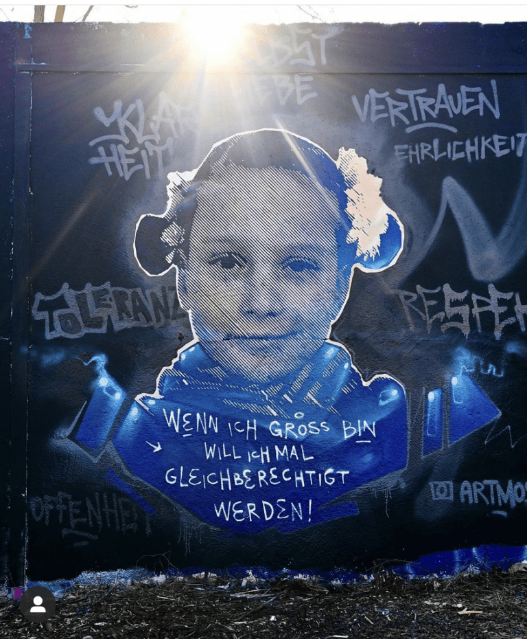 graffitiauftrag_graffitikuenstler_artmos4_Equal_Yam_Berlin_2022_Heidi_Raster_Folie_Tags_Gesicht_mensch_01