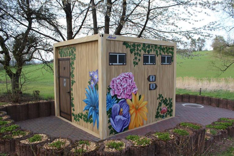 graffitiauftrag_graffitikuenstler_artmos4_Erlebnispark_Steinau_2021_holz_pflanzen_hintergrund_aussen_beige_pink_lila_illustrativ_Freizeitpark_03