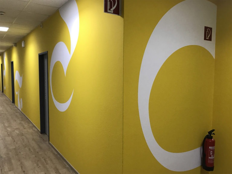 graffitiauftrag-graffitikuenstler-artmos4-faz-frankfurt-schrift-buchstaben-typo-grafisch-innen-gelb-weiss-folie-medien