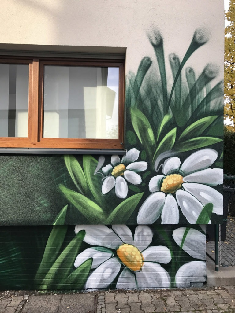 graffitiauftrag-graffitikuenstler-artmos4-fdk-liegenschaft-pflanzen-landschaft-weiss-gelb-gruen-kunst-aussen