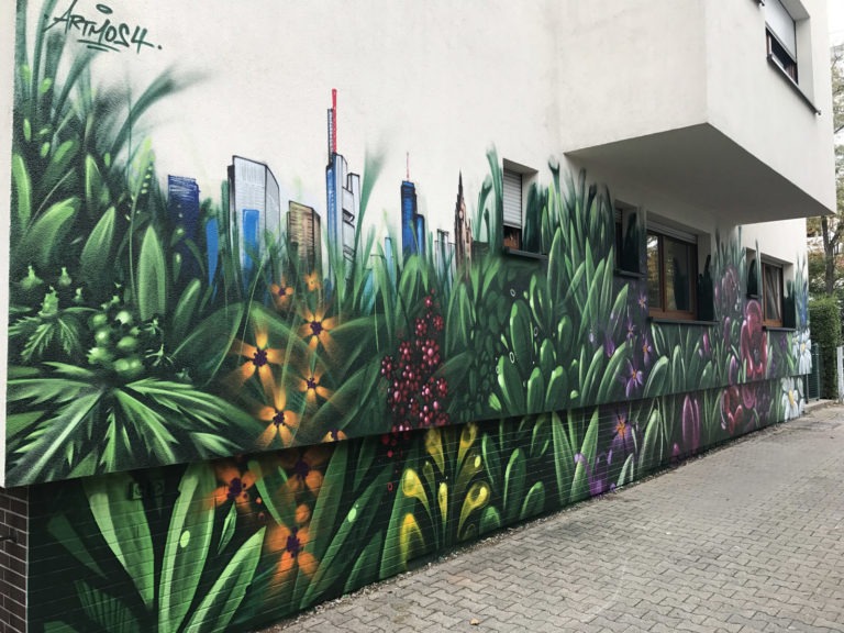 graffitiauftrag-graffitikuenstler-artmos4-fdk-liegenschaft-pflanzen-skyline-frankfurt-landschaft-bunt-gruen-kunst-aussen