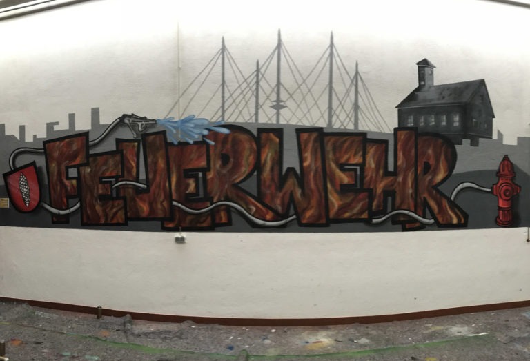 graffitiauftrag-graffitikuenstler-artmos4-feuerwehr-zellhausen-rot-braun-gelb-grau-schwarz-schrift-hydrant-wappen-skyline-innen-comic