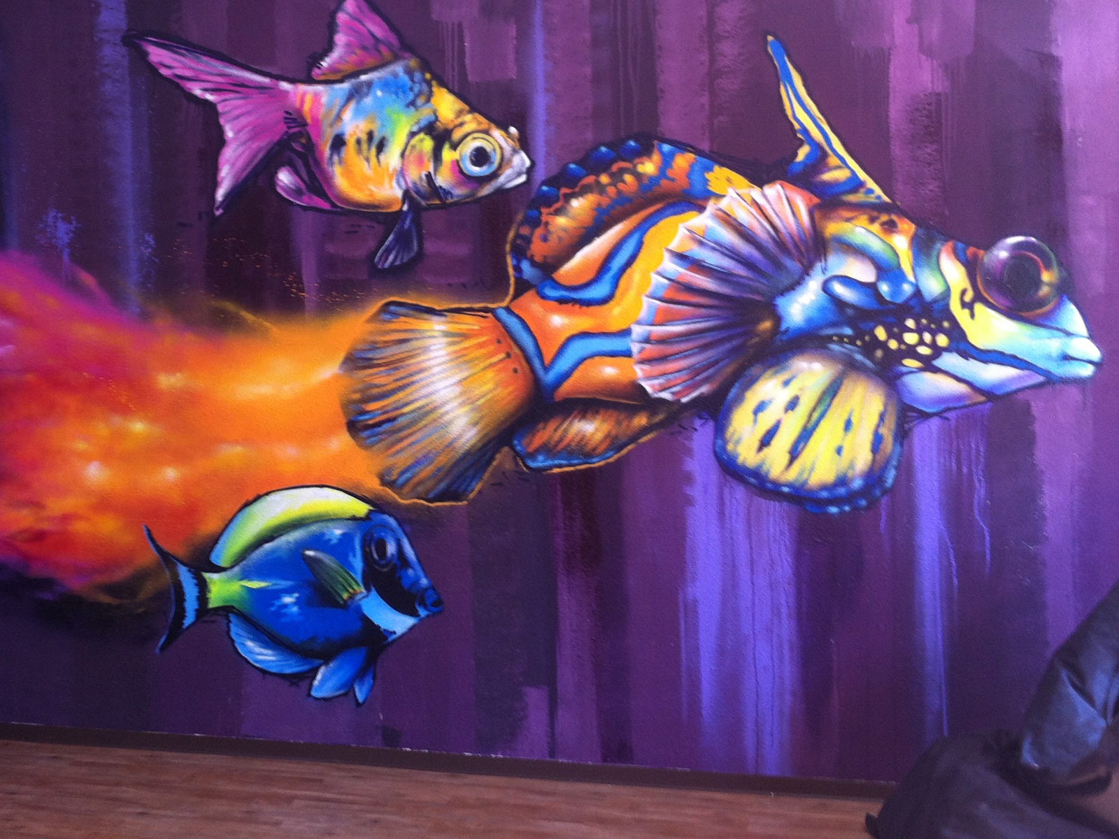 graffitiauftrag_graffitikuenstler_artmos4_fisch_bunt_abstrakt graffitiauftrag_graffitikuenstler_artmos4_fisch_bunt_abstrakt