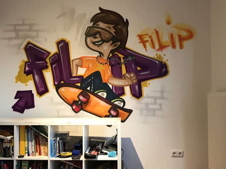 graffitiauftrag-graffitikuenstler-artmos4-flip-menschen-sport-name-innen-orange-lila-comic-privat-kinderzimmer