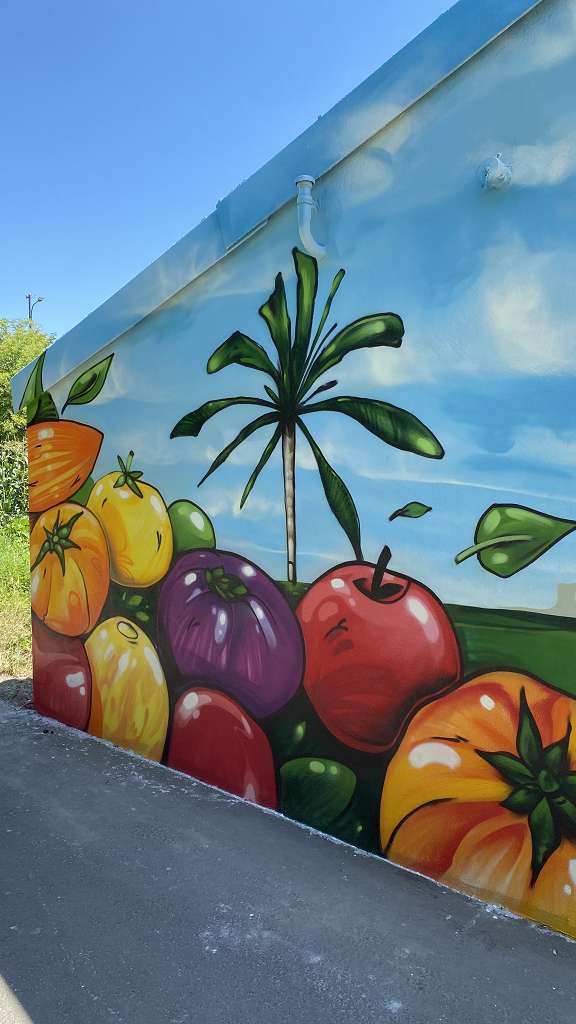 graffitiauftrag_graffitikuenstler_artmos4_Gärtnerei Jung_2022_Frankfurt_Essen_Gemüse_Tomaten_Skyline_Pflanzen_Landschaft_aussen_Graffiti_02