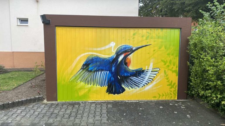 graffitiauftrag_graffitikuenstler_artmos4_Garage_Egelsbach_2022_Tier_Vogel_Ast_Blätter_Graffiti_Style_aussen_01