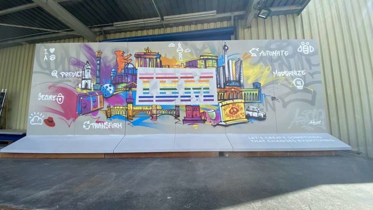 graffitiauftrag_graffitikuenstler_artmos4_George_P_Johnson_IBM_2022_Berliner_Mauer_Gebäude_Sehenswürdigkeiten_Skyline_Schrift_Folie_Graffiti_Style_02