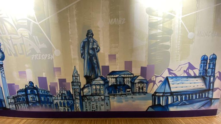 graffitiauftrag_graffitikuenstler_artmos4_Gerl_Dental_2022_Offenbach_Zahn_Skyline_Sehenswürdigkeiten_Gebäude_Schrift_Tags_Folie_grafisch_Graffiti_innen_04