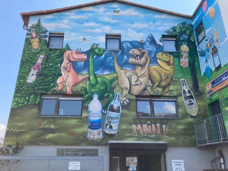 graffitiauftrag_graffitikuenstler_artmos4_Getränkemarkt_Österlein_Reis_Fassade_Tier_Dinosaurier_Flaschen_Landschaft_Comic_aussen_02