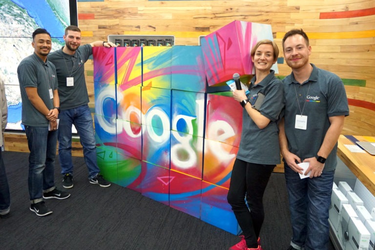 graffitiauftrag-graffitikuenstler-artmos4-google_2015_objekt_würfel_schrift_logo_hintergrund_bunt_kunst