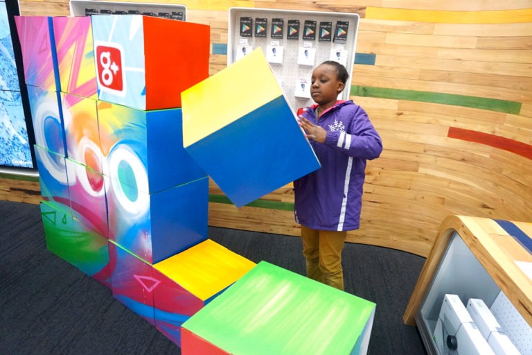 graffitiauftrag-graffitikuenstler-artmos4-google_2015_objekt_würfel_schrift_logo_hintergrund_bunt_kunst