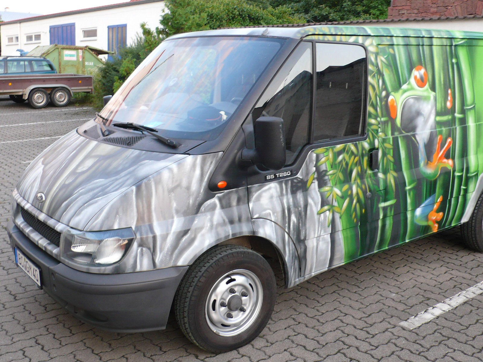 graffitiauftrag-graffitikuenstler-artmos4-goranmobil-auto-2008-tier-frosch-pflanzen-landschaft-mauer-objekt-gruen-grau-fotorealistisch-fahrzeug