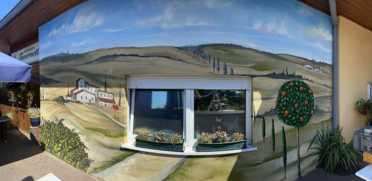 graffitiauftrag_graffitikuenstler_artmos4_graffitiauftrag_graffitikuenstler_artmos4_2022_berlin_restaurant_landschaft_himmel_natur_toskana_aussen