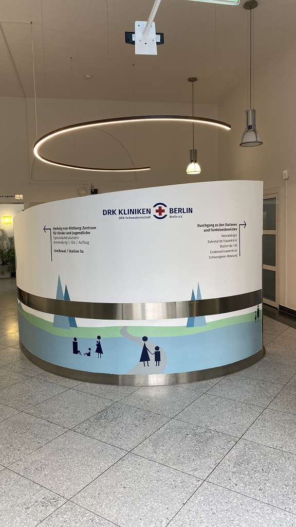 graffitiauftrag_graffitikuenstler_artmos4_graffitiauftrag_graffitikuenstler_artmos4_drk_2022_geburtsklinik_grafisch_schrift_logo_folie_silhouetten_baum_innen