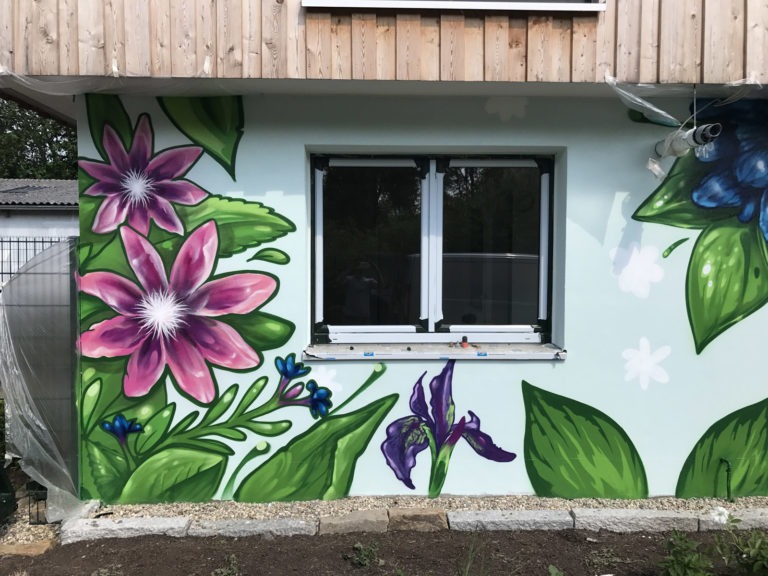 graffitiauftrag-graffitikuenstler-artmos4-gruenerleben-pflanzen-gruen-bunt-blau-illustrativ-aussen