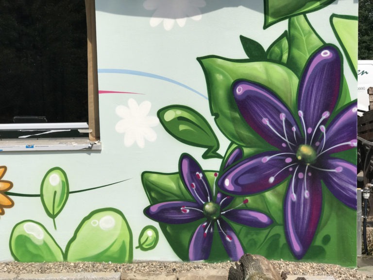 graffitiauftrag-graffitikuenstler-artmos4-gruenerleben-pflanzen-gruen-bunt-blau-illustrativ-aussen