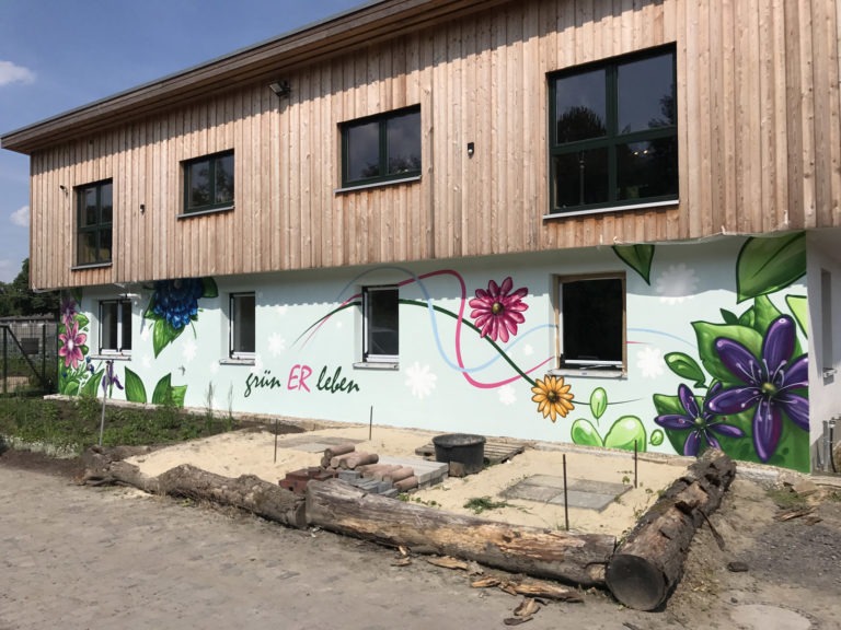 graffitiauftrag-graffitikuenstler-artmos4-gruenerleben-pflanzen-schrift-gruen-bunt-blau-illustrativ-aussen