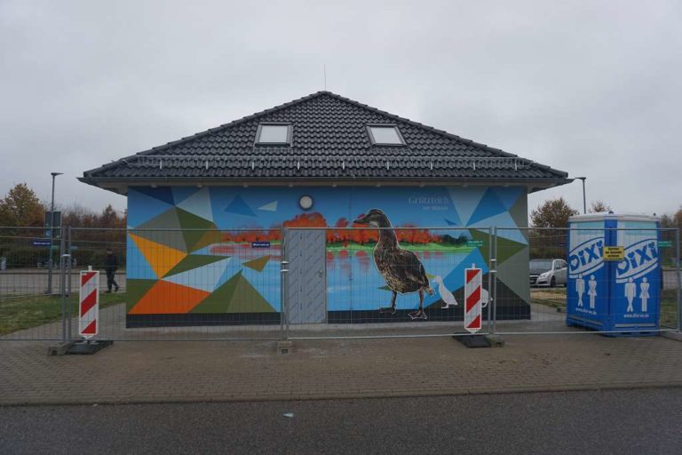 graffitiauftrag_graffitikuenstler_artmos4_Gruetzteich_Mühlau_Nord_2021_Silhouette_Tier_Ente_Folie_aussen_05