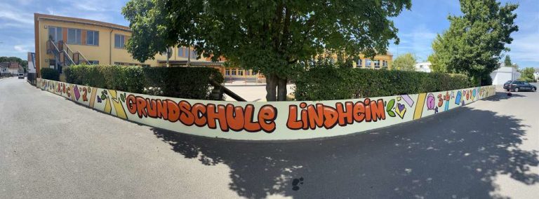 graffitiauftrag_graffitikuenstler_artmos4_Grundschule_Lindheim_2022_Altenstadt_Workshop_Graffiti_Schrift_aussen_01