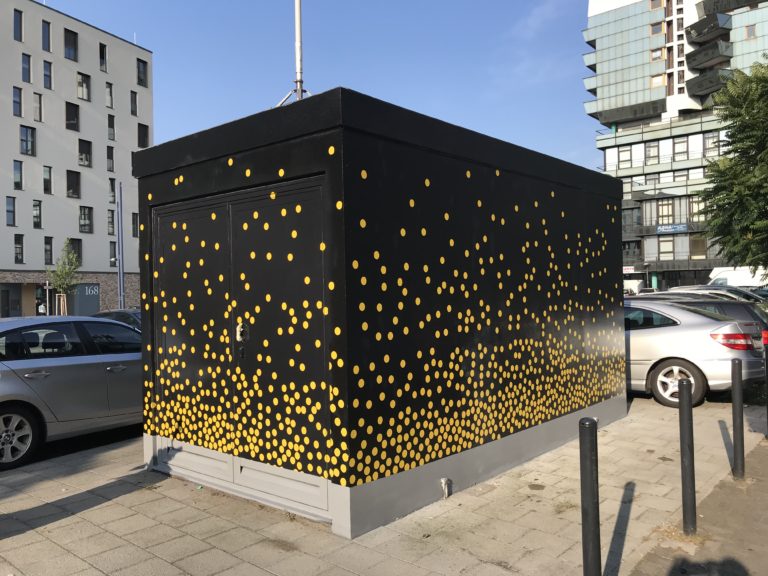 graffitiauftrag-graffitikuenstler-artmos4-gvo-evo-offenbach-energieversorger-traffostation-schwarz-gelb-grafisch-punkte-gas-aussen-illustrativ