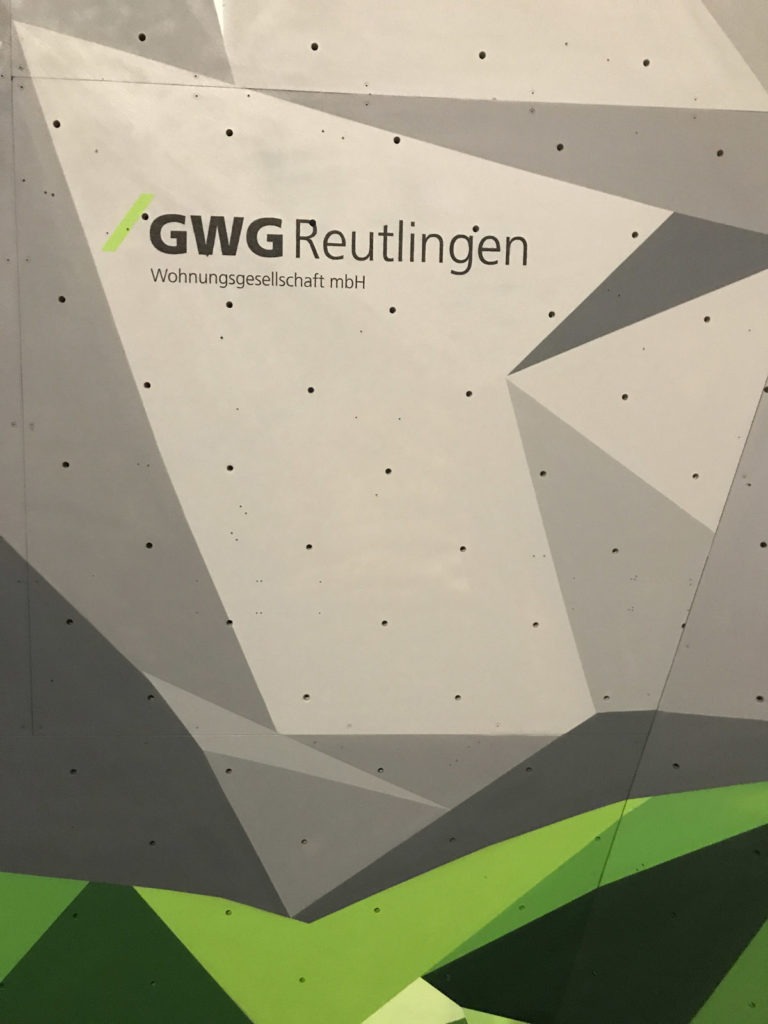 graffitiauftrag-graffitikuenstler-artmos4-gwg-dav-kletterzentrum-berge-landschaft-grafisch-innen-gruen-grau-blau-folie-sport