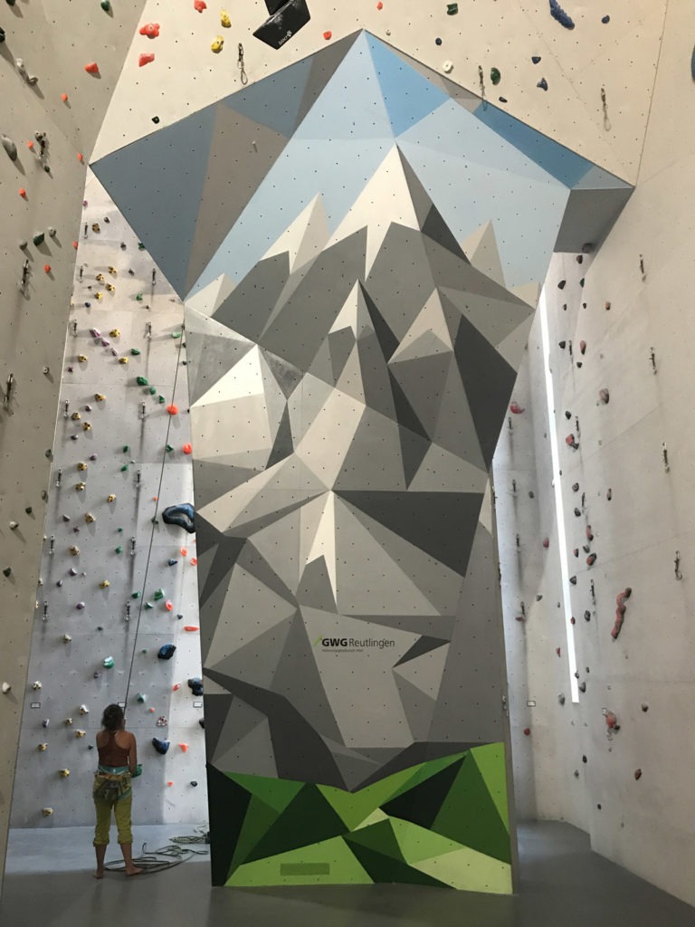 graffitiauftrag-graffitikuenstler-artmos4-gwg-dav-kletterzentrum-berge-landschaft-grafisch-innen-gruen-grau-blau-folie-sport