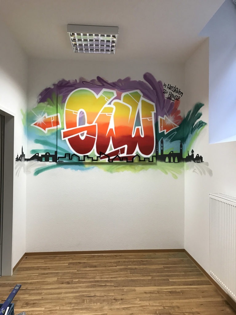 graffitiauftrag-graffitikuenstler-artmos4-gww-leinwand-bunt-schrift-graffiti-skyline-innen-style