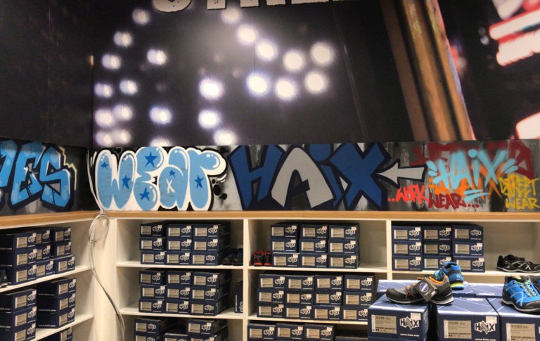 graffitiauftrag-graffitikuenstler-artmos4-haix-schuhe-tags-style-graffiti-schrift-innen-bunt-handel
