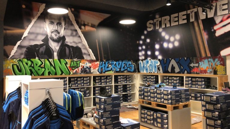 graffitiauftrag-graffitikuenstler-artmos4-haix-schuhe-tags-style-graffiti-schrift-innen-bunt-handel