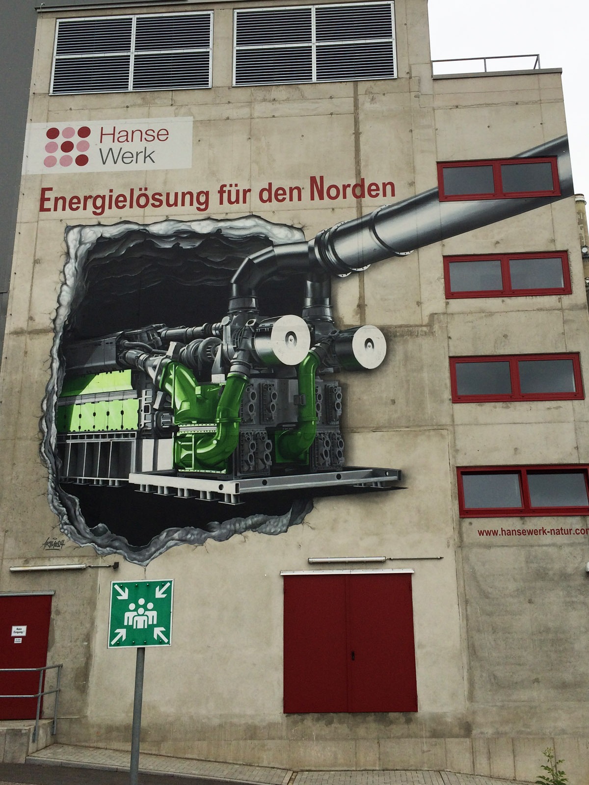 graffitiauftrag-graffitikuenstler-artmos4-hansewerk-2016-mauer-rohre-schrift-grau-gruen-fotorealistisch-aussen-energieversorger