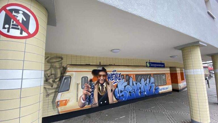 graffitiauftrag_graffitikuenstler_artmos4_Hausverwaltung_Schmitt_Oliver_Rapp_S-Bahn_Frankfurt_2022_Graffiti_Heinz_Schenk_Zug_Mensch_06