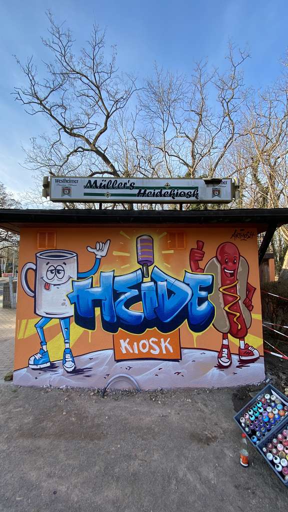graffitiauftrag_graffitikuenstler_artmos4_Heide_Kiosk_2022_Kaffee_Hotdog_Graffit_schriftzug_Syle_01