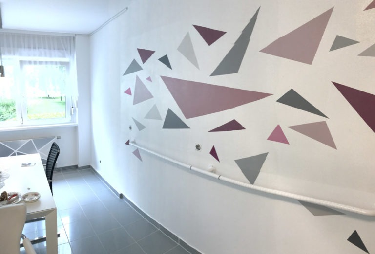 graffitiauftrag-graffitikuenstler-artmos4-heizungen-muster-grafisch-innen-grau-beige-gold-folie-privat