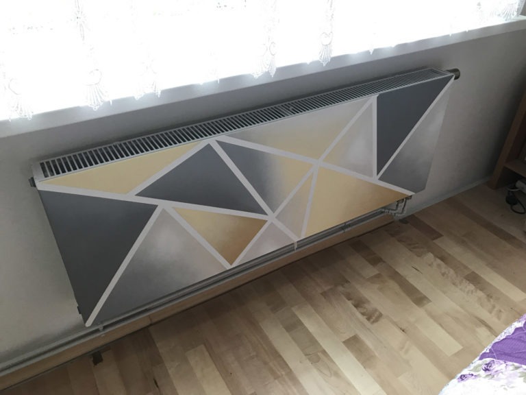 graffitiauftrag-graffitikuenstler-artmos4-heizungen-muster-grafisch-objekt-grau-beige-gold-folie-privat