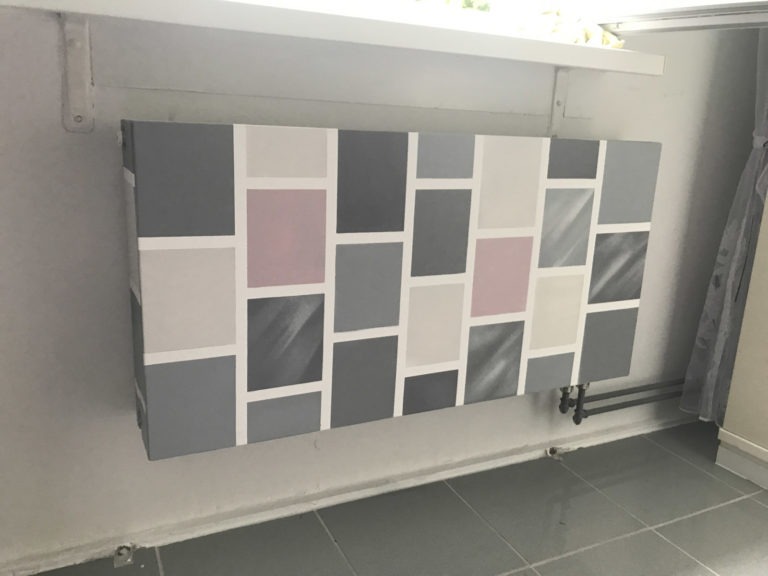 graffitiauftrag-graffitikuenstler-artmos4-heizungen-muster-grafisch-objekt-grau-beige-gold-folie-privat