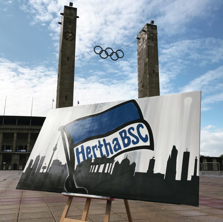 graffitiauftrag-graffitikuenstler-artmos4-hertha-bsc-leinwand-blau-grau-schwarz-schrift-flagge-skyline-berlin