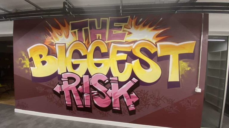 graffitiauftrag_graffitikuenstler_artmos4_HIMA_gmbh_2021_graffiti_schriftzug_tags_innen_lila_gelb_style_tags_technik_02