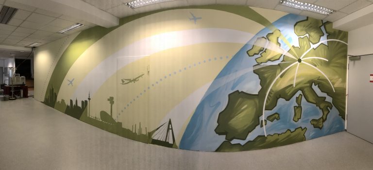 graffitiauftrag-graffitikuenstler-artmos4-honeywell-skyline-karte-glogus-europa-grafisch-innen-gelb-gruen-blau-folie